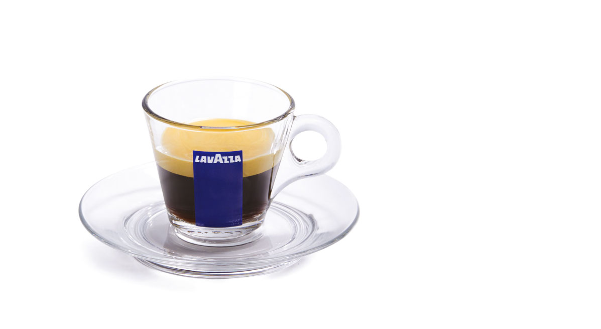 A képen Lavazza kávé látható tökéletes crema réteggel